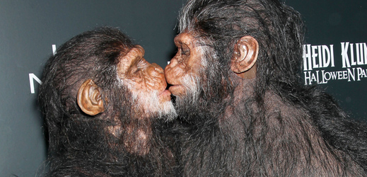 Planeta opic aneb láskyplný polibek Heidi a Seala ve zvířecích kostýmech o Halloweenu 2011.