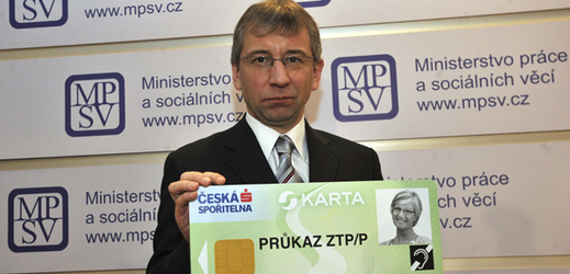 Ministr práce a sociálních karet s maketou sociální karty.