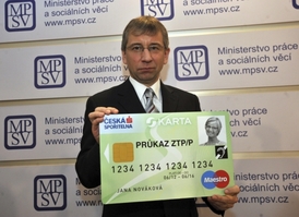 Ministr práce a sociálních věcí Jaromír Drábek s maketou sociální karty.