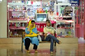 Životní úroveň Íránců kvůli sankcím klesá. Nakupování budou muset omezit.