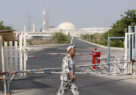 Sankce byly na Írán uvaleny kvůli jeho jadernému programu. V pozadí jaderná elektrárna v Búšehru.