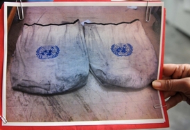 Kokain dorazil v taškách s falešným nápisem OSN.