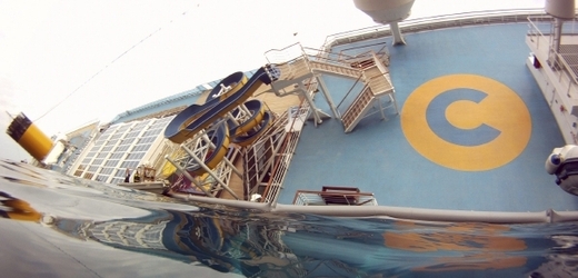 Costa Concordia se už povážlivě natočila na bok.