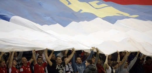 Srbští fanoušci na domácím mistrovství Evropy.