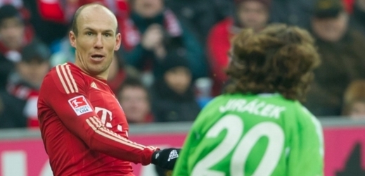 Petr Jiráček tváří v tvář Arjenu Robbenovi z Bayernu Mnichov.