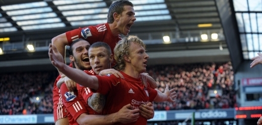 Radující se fotbalisté Liverpoolu.