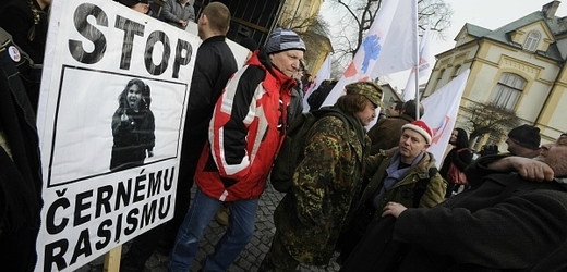 Ve Varnsdorfu demonstrují příslušníci DSSS.