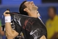 Novak Djokovič v pozápasové euforii trhá své triko.