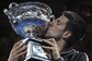 Světová jednička Novak Djokovič líbá trofej pro vítěze Australian Open.
