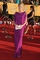 Julie Bowenová ve fialové.