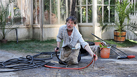 Jan Hartl jako svérázný správce zahrady pan Kytka ve filmu Modrý tygr.