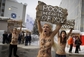 Akci tohoto rozsahu si samozřejmě nemohly nechat ujít známé topless aktivistky z ukrajinského hnutí Femen, které si ke svému "tradičnímu protestu" neváhaly sundat svršky i v mrazivém počasí.