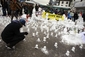 Protestující aktivisté z hnutí Okupujte stavěli v ulicích Davosu minisněhuláky.