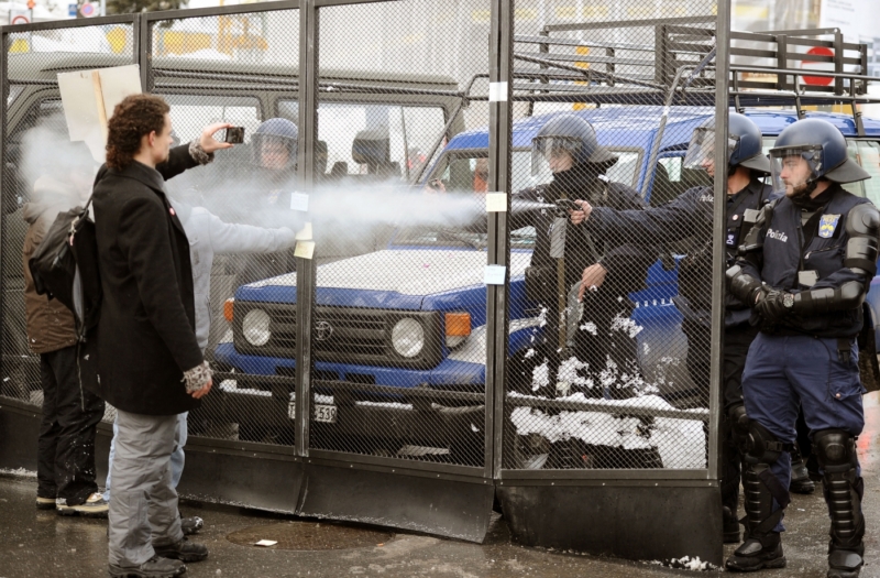 Policie a ozbrojené složky se staraly o klid řečnících. Na snímku "odpovídají" muži fotografujícímu si policisty slzným plynem.