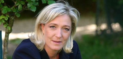 Marine Le Penová umírňuje krajní pravici a získává na popularitě. Politici se však stále distancují.