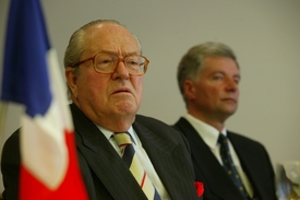Jean-Marie Le Pen roku 2002 překvapivě postoupil do druhého kola. Na snímku s Miroslavem Sládkem, šéfem české krajní pravice SPR-RSČ.