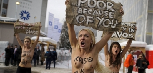 Akci tohoto rozsahu si samozřejmě nemohly nechat ujít známé topless aktivistky z ukrajinského hnutí Femen, které si ke svému "tradičnímu protestu" neváhaly sundat svršky i v mrazivém počasí.