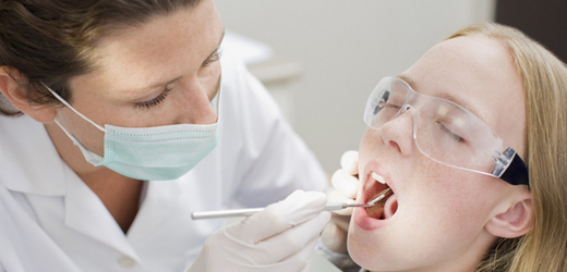 Vyléčení zánětů v ústech prospěje nejen zubům, ale celému tělu.