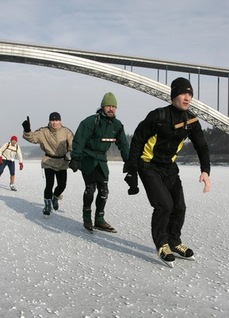 Když pořádně mrzne, objevují se bruslaři i na Orlíku pod mostem.