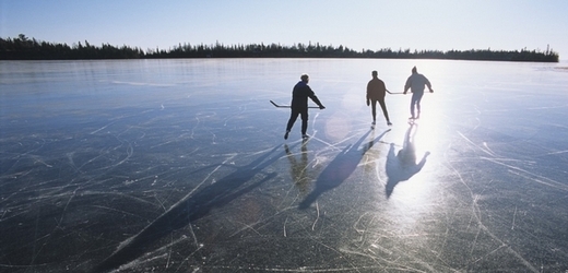 Síla ledu na rybníku se v různých místech liší až o pět centimetrů.