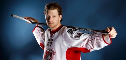 Claude Giroux je prvním hráčem v NHL, který vyzkoušel speciálně upravenou helmu.