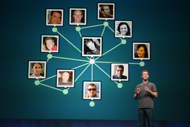 Mark Zuckerberg předvádí funkce Facebooku.