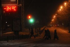 Lidé v Novosibirsku se musejí vyrovnávat s teplotami pod -30 stupni.