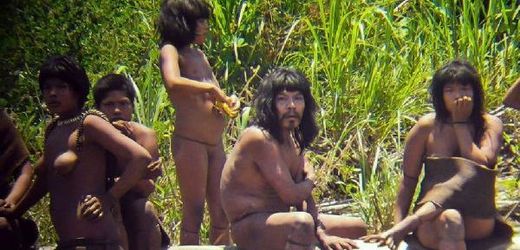 Peruánské úřady se snaží udržet v izolaci indiánský kmen, který se začal objevovat na březích jedné z amazonských řek.