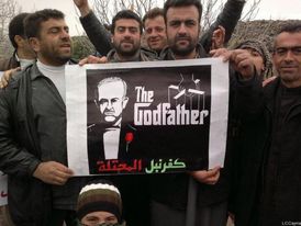 Transparent zobrazující předchozího syrského prezidenta a Bašárova otce Háfize al-Asada jako dona Corleone.