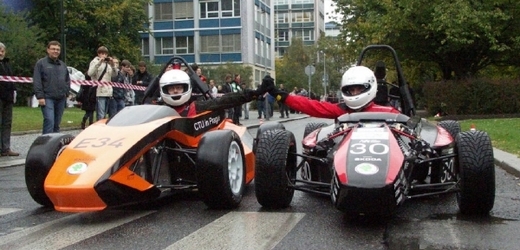 Dva závodní vozy studentů ČVUT.