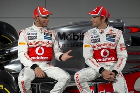 Lewis Hamilton (vlevo) a Jenson Button představují nový mclaren.