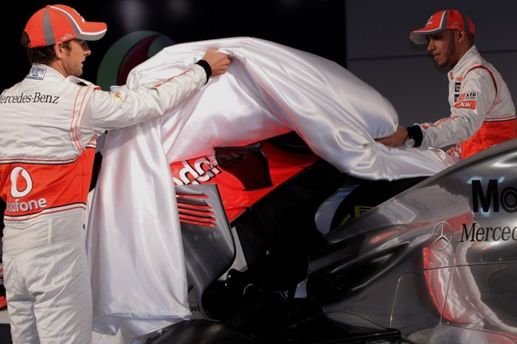Jezdci britského týmu Jenson Button a Lewis Hamilton odhalují nový vůz.
