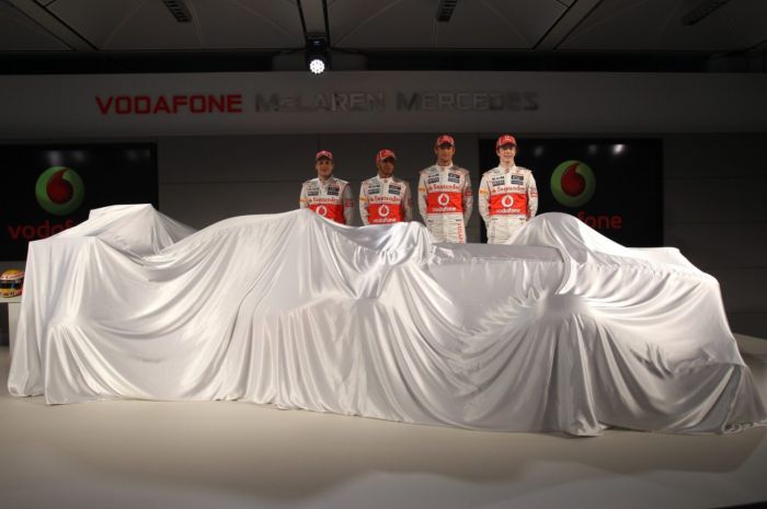 Nový monopost stáje McLaren skrytý pod přehozem.
