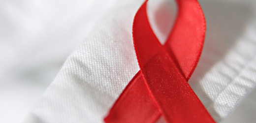 Výskyt nemoci HIV/AIDS sice kolísá, ale na její nebezpečí je třeba neustále myslet, tvrdí odborníci.