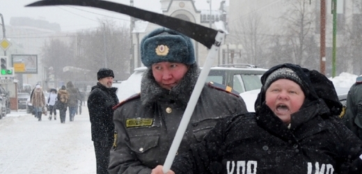"V mrazu nedemonstrujte, neumíte se obout!" varuje hygienik. Moskvané si z něj nic nedělají.