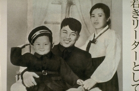 Kim Ir-sen s chotí a synkem-budoucím následníkem.