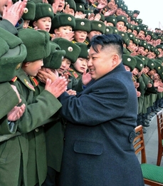 Kim III. zdraví vojáky.
