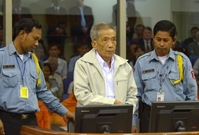 Kanga Kek Ieu (uprostřed) stráví zbytek života za mřížemi.