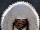 Dívka s tváří zahalenou šálou a kapucí na hlavě na procházce v centru Kyjeva. Na Ukrajině vládnou v těchto dnech, stejně jako v jiných částech Evropy, velké mrazy. (Foto: profimedia.cz)