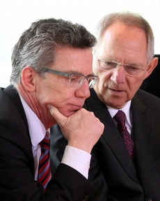 Ministr obrany Thomas de Maiziére a ministr financí Wolfgang Schäuble.