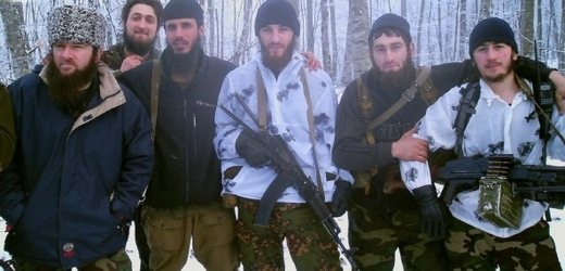 Doku Umarov (vlevo) se svými spolubojovníky.