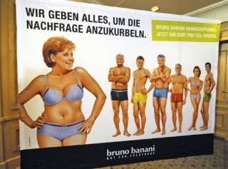 Společnost Bruno Banani má s nezvyklou reklamou zkušenosti. Defilé německých politiků.