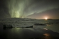 Jokulsarlon, Island, 3. 1. 2012. Vycházející měsíc a polární záře nad jezerem Jokulsarlon.