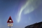 Svalbard, Norsko, 6. 10. 2011. Aurora borealis nad značkou s ledním medvědem.