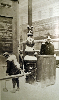 Zima v Praze, strážník v mrazech, únor 1929.