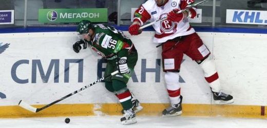 Český útočník v dresu Kazaně Josef Straka (vlevo) se v kontinentální lize rozstřílel.
