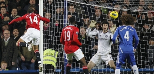 Brankář Chelsea Petr Čech (uprostřed) byl na hlavičku Javiera Hernandeze z Manchesteru United krátký.