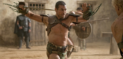 Andy Whitfield jako Spartakus v americkém seriálu Spartakus: Krev a písek.