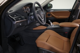 BMW X6 patří do luxusního segmentu. Interiér tomu odpovídá.