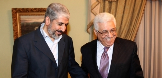 Prezident Mahmud Abbás za hnutí Fatah (vpravo) a šéf radikálního islamistického Hamasu Chálid Mišal.
